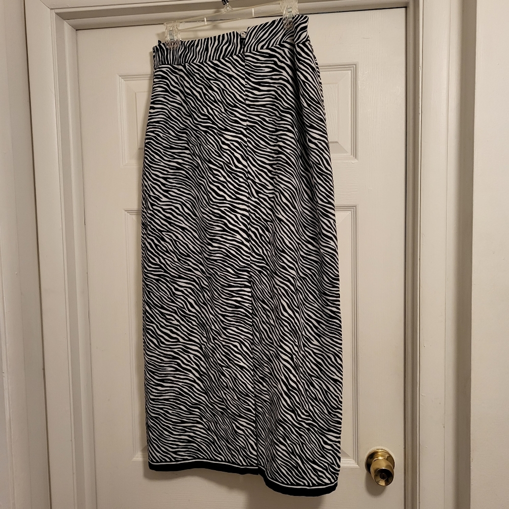 Liz Claiborne, ladies black and white Skirt.